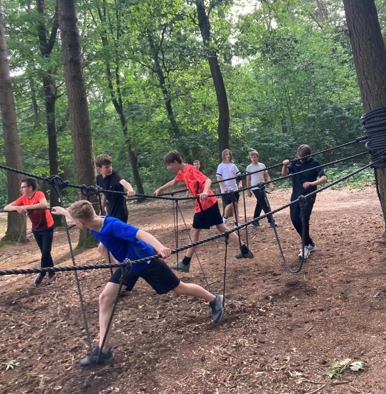 Staring Runvz Staring Runvz